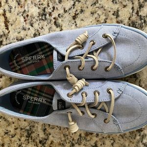 NWOT. Sperry Women’s Crest Vibe Sneakers / Boat Shoes. Size 8. Chambray.